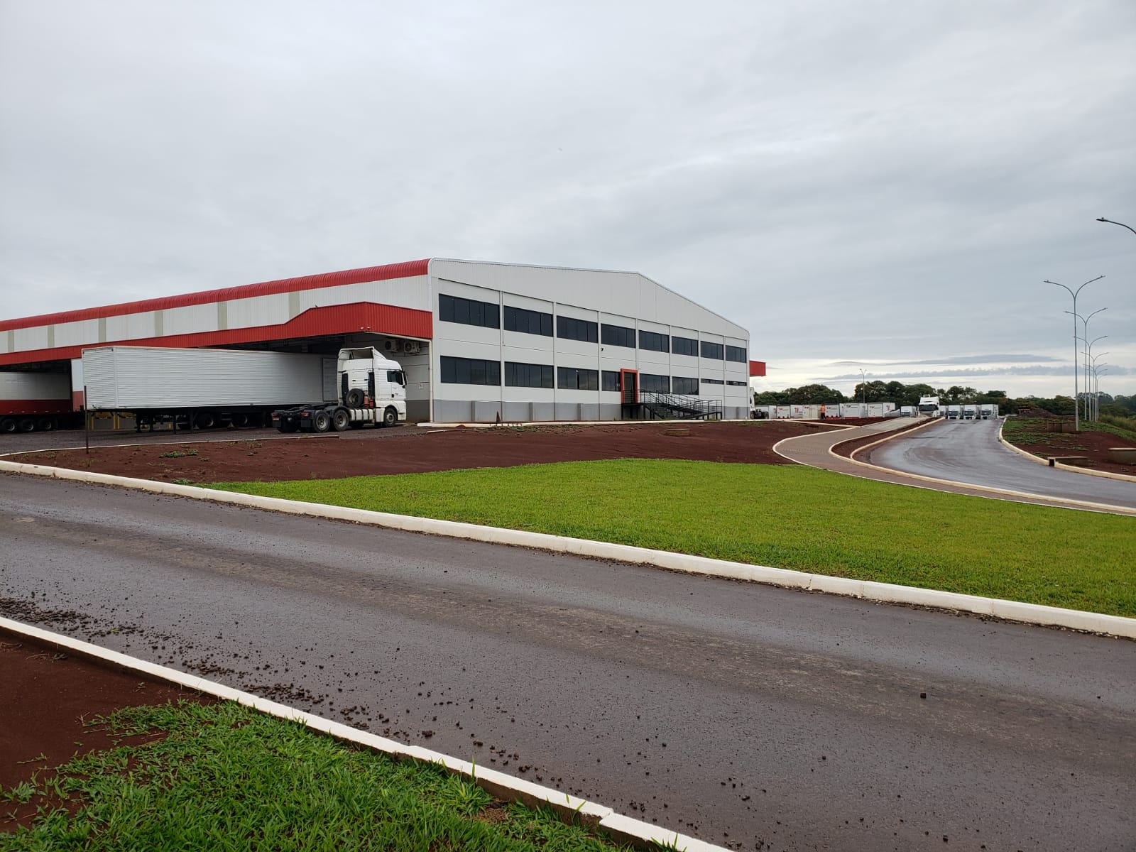 Em andamento, a instalação de 10.000m2 no novo centro de distribuição da TW transportes em Carazinho RS